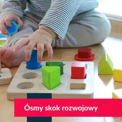 Dziecko bawi się drewnianymi klockami o różnych kształtach i kolorach.