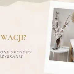 Kobieta śpi w łóżku z opaską na oczach, obok wazon z bawełną i świeca.