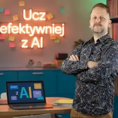 Mężczyzna w koszuli stoi na tle biurka z laptopem i neonu z napisem "Ucz efektywniej z AI".
