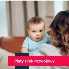 Mama trzyma na rękach zaskoczone dziecko.
