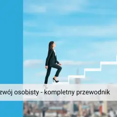 Kobieta w garniturze wspina się po schodach rozwoju osobistego, rysowanych przez rękę.
