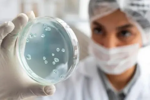 Mikrobiolog: Odkryj zaskakujące ścieżki kariery i zarobki