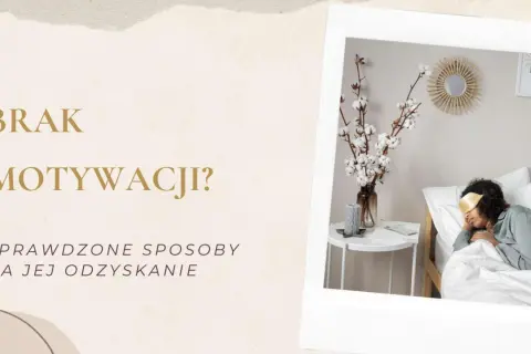 Kobieta śpi w łóżku z opaską na oczach, obok wazon z bawełną i świeca.