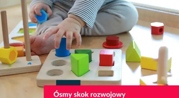 Dziecko bawi się drewnianymi klockami o różnych kształtach i kolorach.