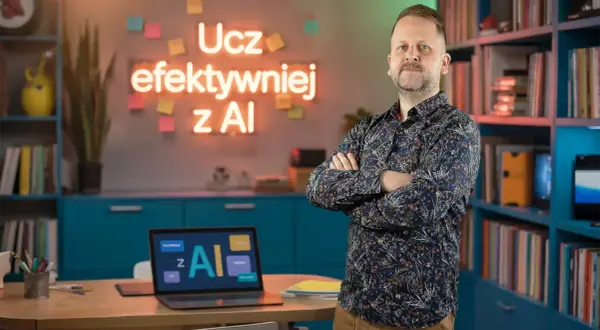 Mężczyzna w koszuli stoi na tle biurka z laptopem i neonu z napisem "Ucz efektywniej z AI".
