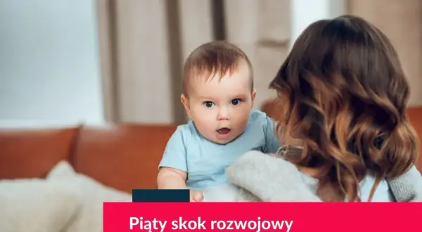 Mama trzyma na rękach zaskoczone dziecko.