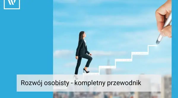 Kobieta w garniturze wspina się po schodach rozwoju osobistego, rysowanych przez rękę.