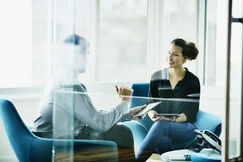 osoba dająca feedback, rozmowa rozwojowa, kompas biznesowy