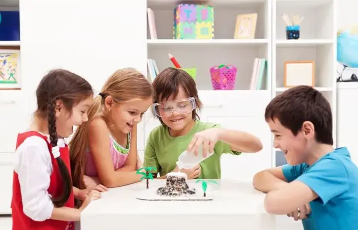 Uczniowie pracujący nad projektem edukacyjnym w grupie