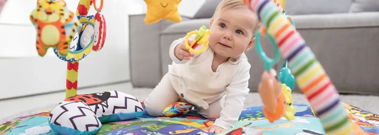 dziecko na macie edukacyjnej rozwój wiek