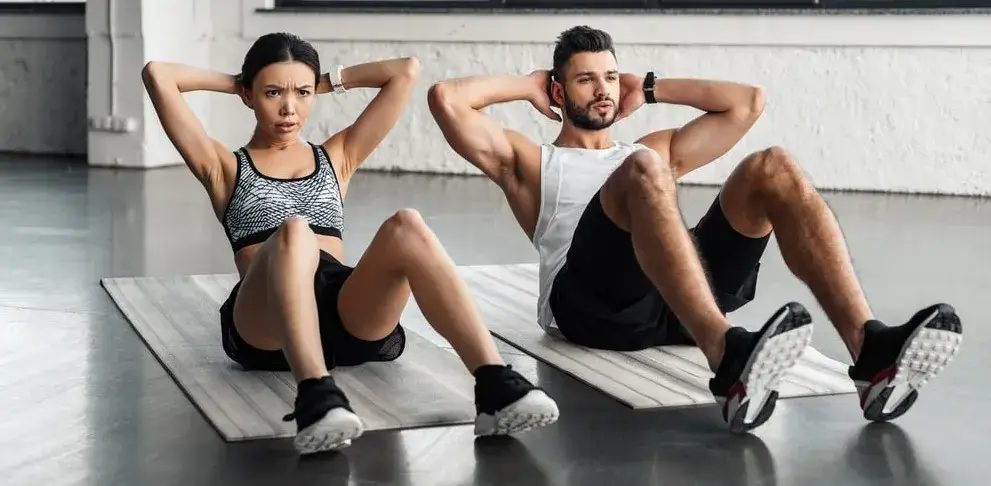 grupa ludzi ćwiczących razem, partner treningowy