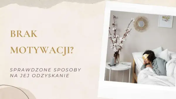 Kobieta śpi w łóżku z opaską na oczach, obok wazon z bawełną i świeca.