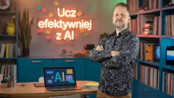 Mężczyzna w koszuli stoi na tle biurka z laptopem i neonu z napisem "Ucz efektywniej z AI".